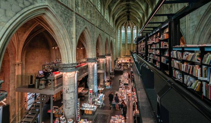 De mooiste boekwinkel ter wereld staat in een 700 jaar oude kerk in Maastricht – van drie verdiepingen aan boeken tot de oudste muurschildering van Nederland