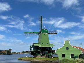 Nog geen 20 minuten buiten Amsterdam wandel je zo een 300 jaar oud molendorp binnen: van groene molens aan het water tot historische klompenateliers