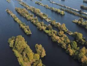 Op slechts 20 minuten van Amsterdam ontdek je de “groene archipel van de polder”: een eilandrijk waar je een dag op het water doorbrengt tussen honderden eilandjes, serene natuur en het helderste zwemwater van ons land