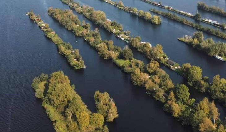 Op slechts 20 minuten van Amsterdam ontdek je de “groene archipel van de polder”: een eilandrijk waar je een dag op het water doorbrengt tussen honderden eilandjes, serene natuur en het helderste zwemwater van ons land