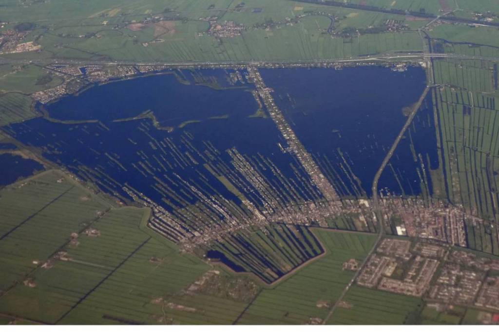 Photo aérienne panoramique de l'ensemble des Vinkeveense Plassen et du paysage verdoyant des polders environnants.
