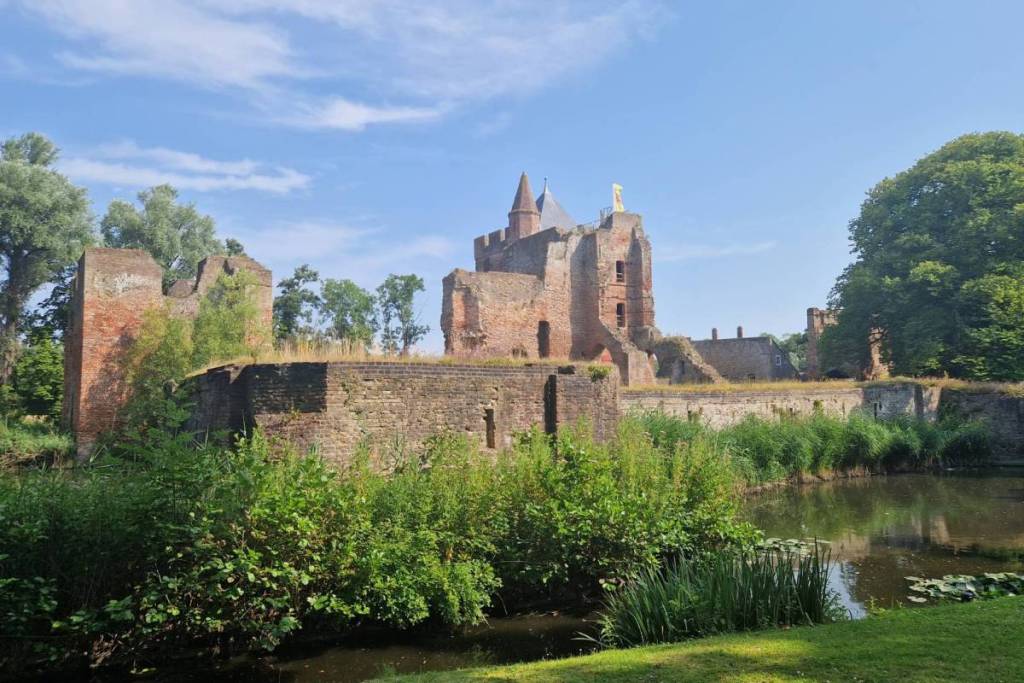 Die historischen Backsteinmauern und der Burggraben der Ruine von Brederode bei Santpoort-Zuid