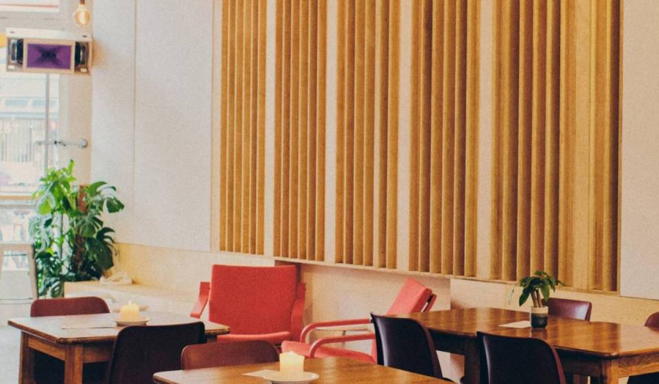 Nella vivace Bilderdijkstraat, nel quartiere Oud-West di Amsterdam, si nasconde il nuovissimo caffè musicale diurno della città, dove si fondono caffè speciali, acustica su misura e set di vinili il sabato