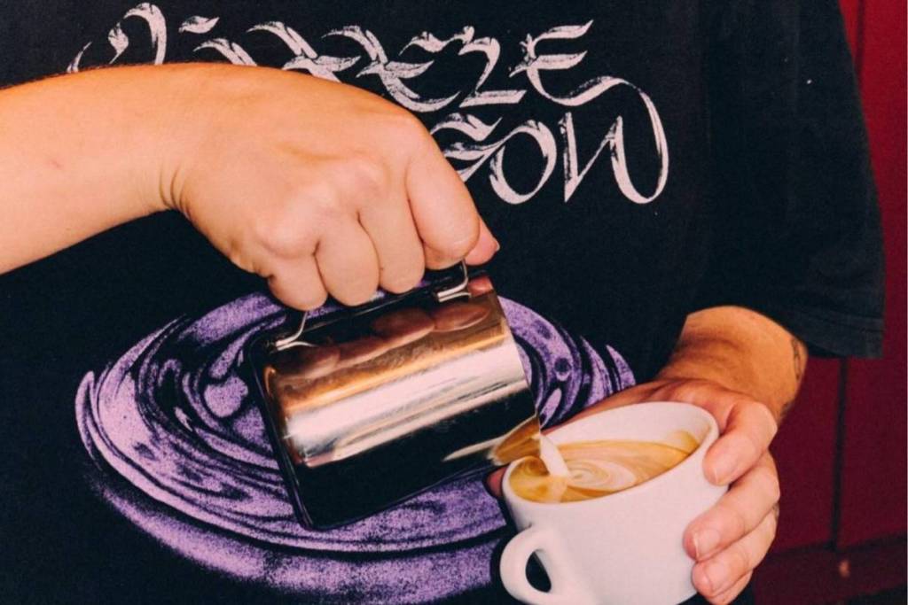 De cerca: un barista sirviendo café de especialidad y latte art en dubble, en Ámsterdam