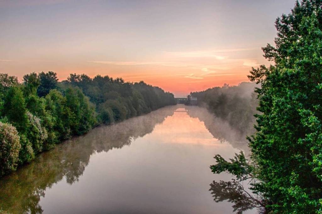 La nebbia mattutina sull’acqua e la vecchia chiusa di sabbia presso il Reindersmeer all’alba.