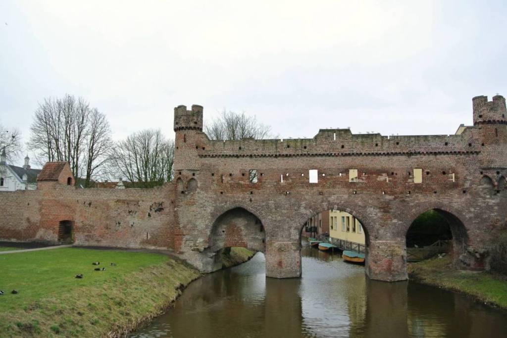 De middeleeuwse Berkelpoort waterpoort over de rivier de Berkel in het centrum van Zutphen.