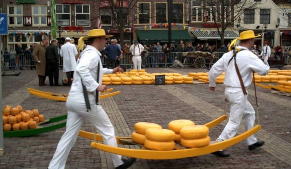 35 Minuten von Amsterdam entfernt findest du den ältesten Käsemarkt der Welt: Hier tragen Männer 160 Kilo Käse über den Platz – nach einer skurrilen Verordnung aus dem Jahr 1593