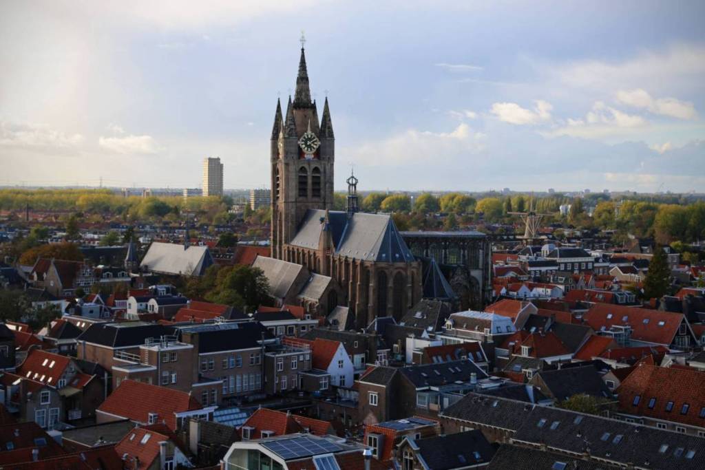 Vista panoramica sui tetti rossi del centro storico di Delft con il campanile all’orizzonte