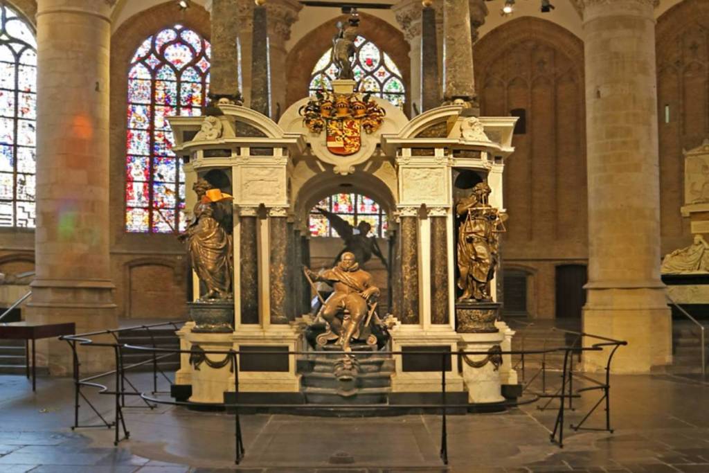 Il monumentale mausoleo di Guglielmo d’Orange nella Nieuwe Kerk di Delft, con le vetrate colorate sullo sfondo