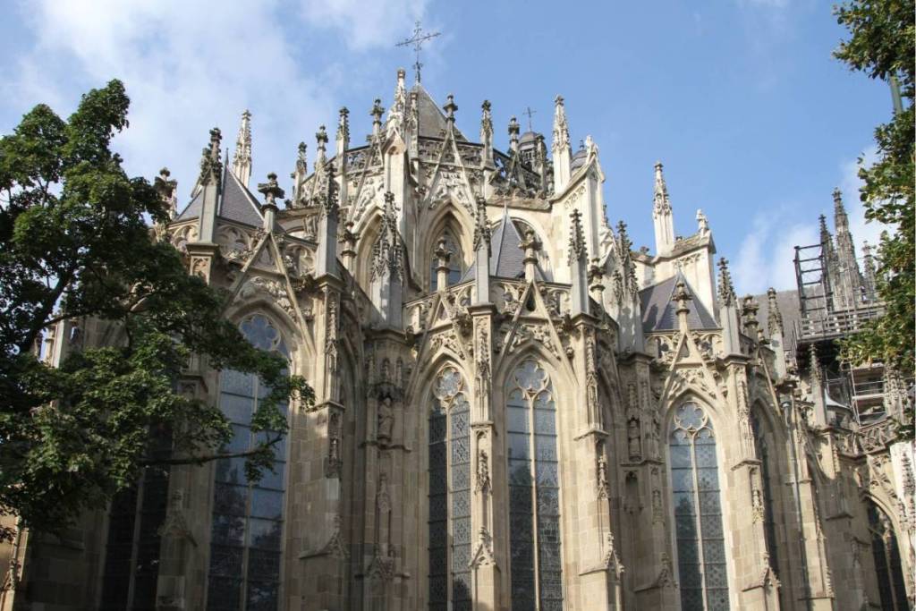 Detalle de la fachada gótica de Brabante y las altas ventanas ojivales de la catedral de San Juan.