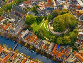 Op 35 minuten van Amsterdam staat het oudste mottekasteel van Nederland: een 1000 jaar oude heuvel van 12 meter hoog vol middeleeuws drama en een gratis panoramisch uitzicht