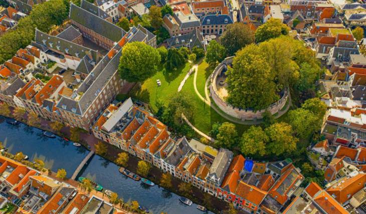 Op 35 minuten van Amsterdam staat het oudste mottekasteel van Nederland: een 1000 jaar oude heuvel van 12 meter hoog vol middeleeuws drama en een gratis panoramisch uitzicht