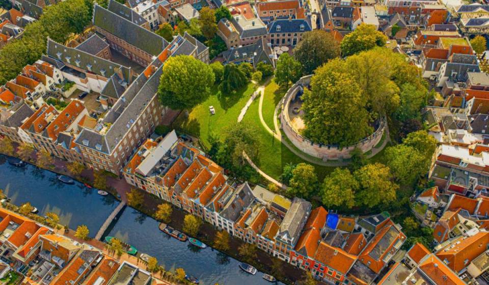 À 35 minutes d’Amsterdam se dresse le plus ancien château à motte des Pays-Bas : une butte millénaire de 12 mètres de haut, chargée d’histoire médiévale et offrant une vue panoramique gratuite