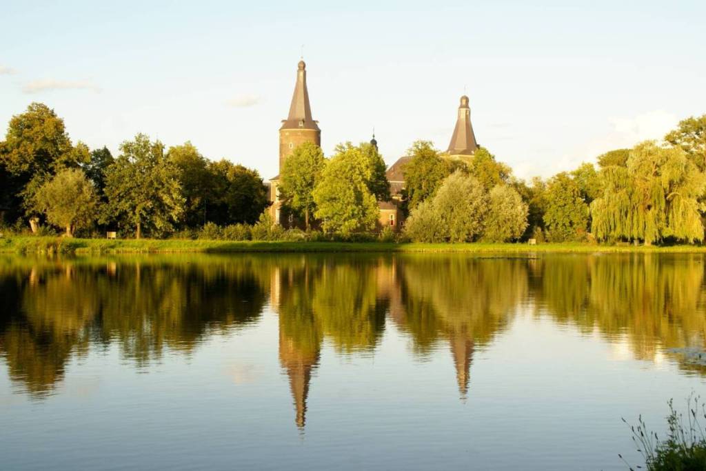 Vista panorámica del castillo de Hoensbroek, en el sur de Limburgo, reflejado en las aguas que lo rodean