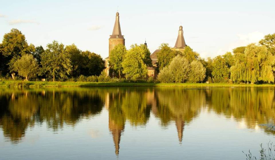 À 2 heures d&rsquo;Amsterdam se dresse le château le plus imposant des routes commerciales médiévales : un château vieux de 700 ans, d&rsquo;une superficie de 3 000 m², comptant 67 pièces et une tour de 60 mètres de haut