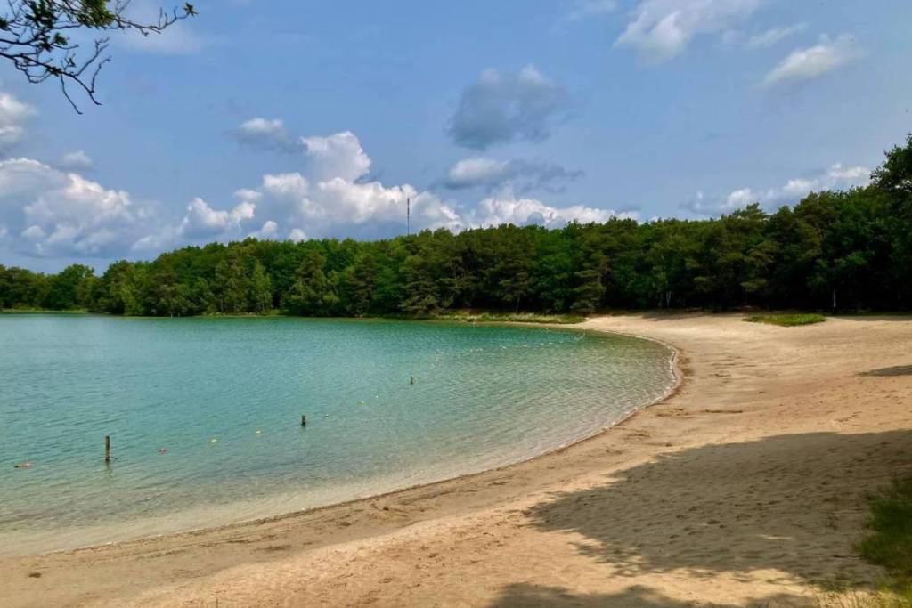 L’ampia spiaggia sabbiosa e le acque cristalline del Lago Blu nella provincia di Drenthe, circondate dal bosco.