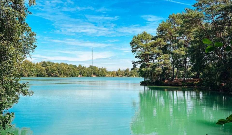 À 2 heures de route d’Amsterdam se trouve le lac le plus bleu des Pays-Bas : une oasis cachée datant de 1905 aux eaux des Caraïbes, nichée dans un paradis naturel de la taille de 600 terrains de foot