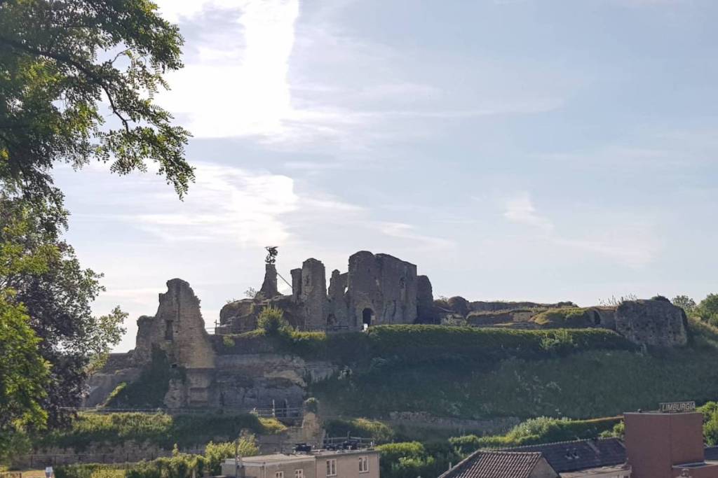Panorama delle rovine del castello di Valkenburg in cima al verde Heunsberg nel Limburgo meridionale