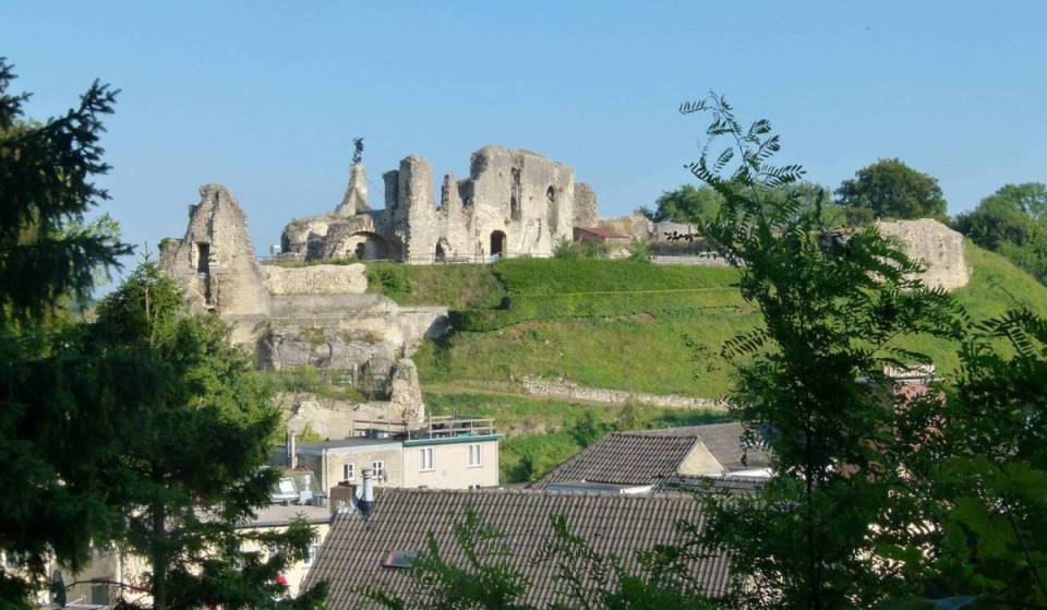 À 2 h 30 de route d&rsquo;Amsterdam se trouve le seul et unique château fort perché sur une colline des Pays-Bas : une ruine de château surplombant un réseau de grottes comprenant 5 km de tunnels secrets