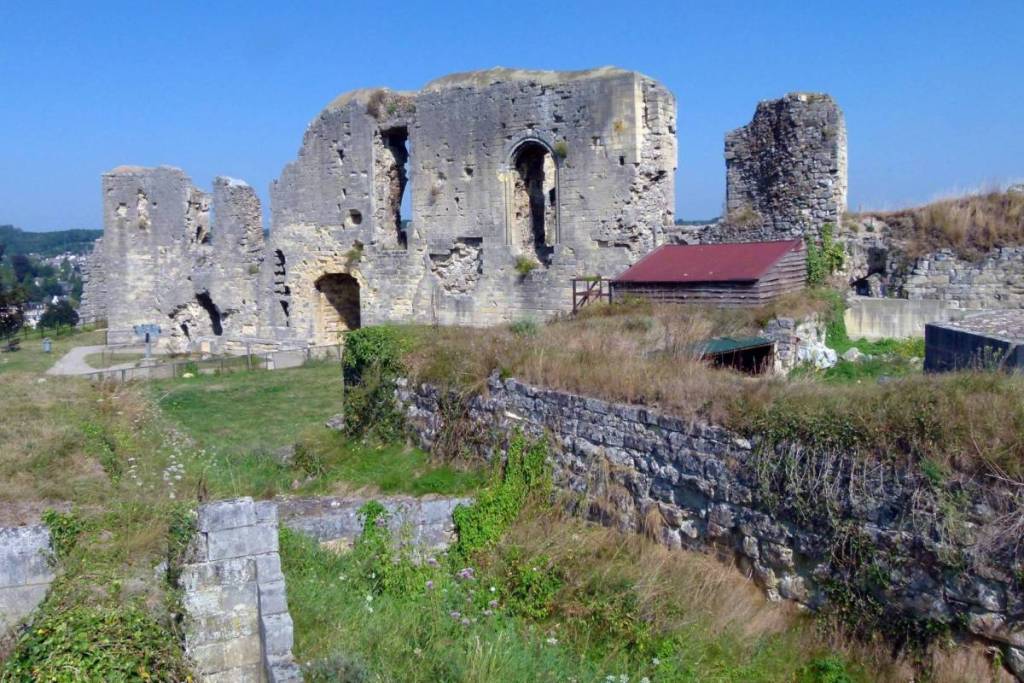 Antiche mura in marna e resti di rovine nel parco delle rovine del castello di Valkenburg