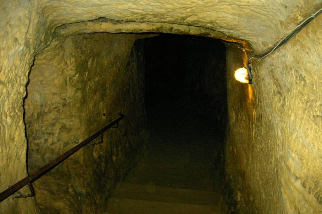 Il sistema di cunicoli sotterranei della Grotta del Velluto con tunnel di marna illuminati sotto le rovine del castello di Valkenburg