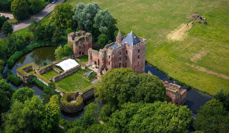 À une demi-heure de route d&rsquo;Amsterdam se cache la ruine de château la plus spectaculaire des Pays-Bas : une forteresse médiévale détruite par les Espagnols et qui a disparu sous le sable des dunes pendant des siècles