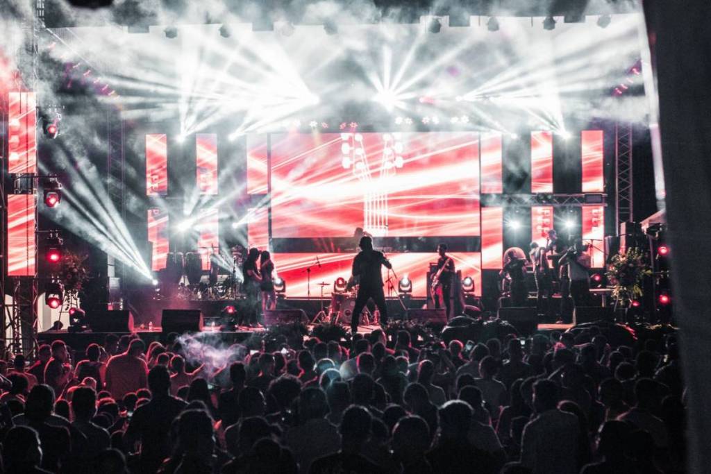 Concert in a crowd of more than 200 people with white lights