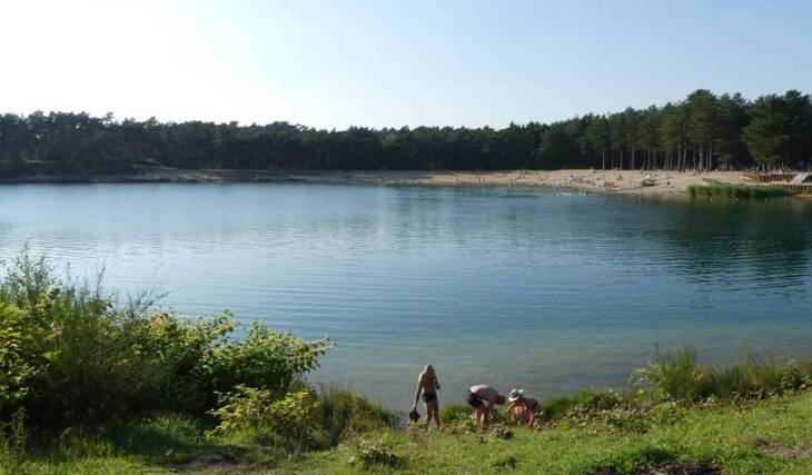 Op 1 uur rijden van Amsterdam ligt het meest tropische bosmeer van de Veluwe: een gegraven plas met felblauw water, omliggende zandverstuivingen en het ultieme dagje uit voor het hele gezin