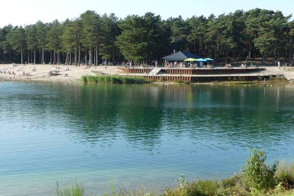 Horecagelegenheid strandpaviljoen Zandibar aan het felblauwe water en zandstrand van de Zandenplas in Nunspeet op de Veluwe.