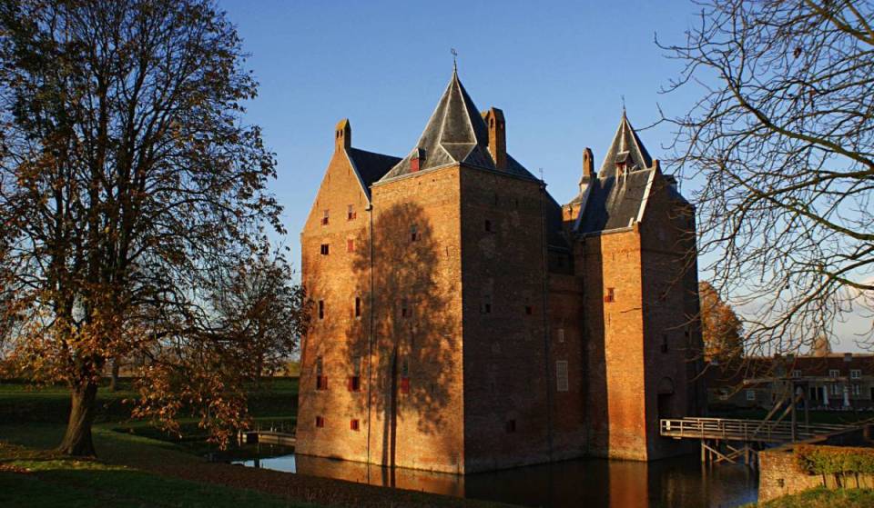 A 75 minuti di macchina da Amsterdam sorge uno dei castelli più singolari dei Paesi Bassi: una storica prigione di Stato che, in caso di piena, si trasforma in un’isola, famosa per la bizzarra fuga di un celebre detenuto