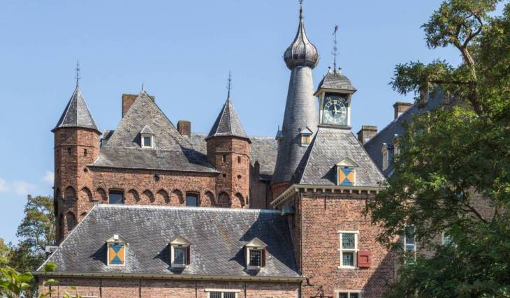 Op 75 minuten van Amsterdam vind je een middeleeuws kasteel aan de Rijn: een verwoeste waterburcht met een 400 jaar oude boom en een beroemd literair geheim