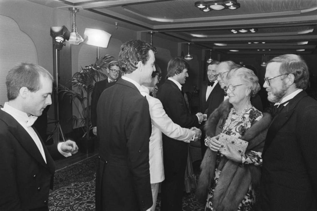 Foto histórica en blanco y negro del héroe de la resistencia y escritor Erik Hazelhoff Roelfzema durante un encuentro con la reina Juliana.