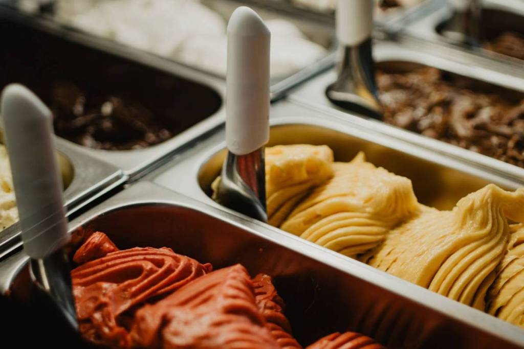 La vitrina de una heladería artesanal de Ámsterdam llena de diferentes tipos de helados y sorbetes recién hechos.