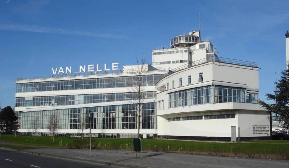 A 50 minutos de Ámsterdam se encuentra uno de los pocos sitios industriales de los Países Bajos declarados Patrimonio de la Humanidad por la UNESCO: un impresionante palacio de cristal de 1925 con 3.000 ventanas y su propio aeropuerto