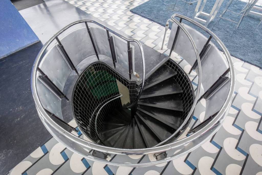Vista aérea de una escalera de caracol negra en la fábrica Van Nelle.