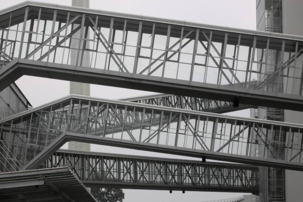 Puentes aéreos de cristal y acero entre los edificios de la fábrica Van Nelle.
