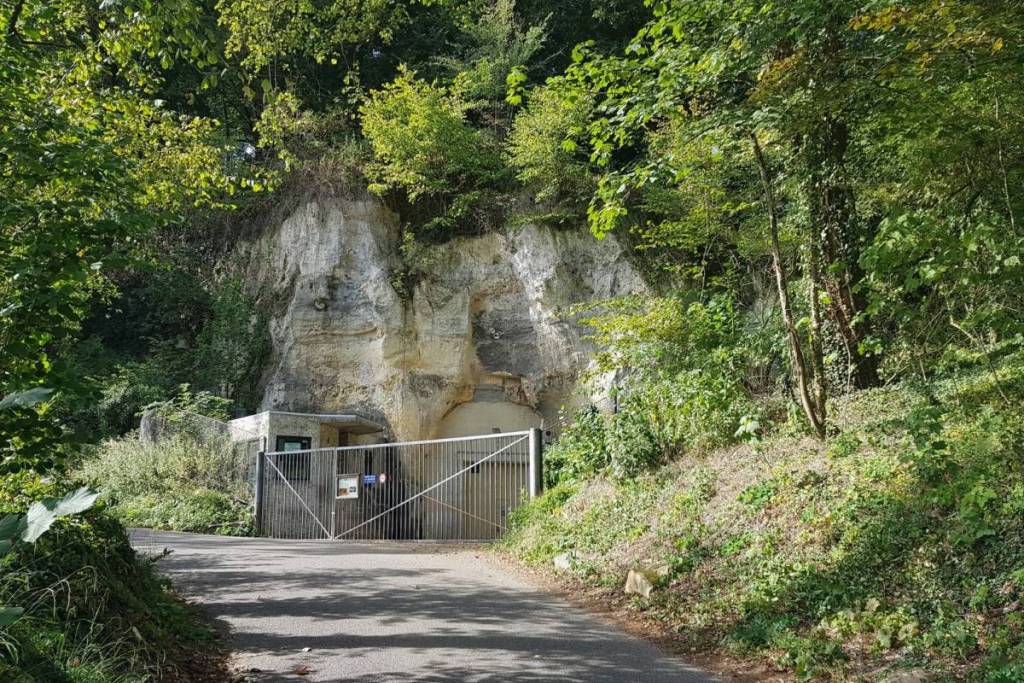 Entrée sécurisée de l’ancien bunker de l’OTAN dans les roches marneuses du Cannerberg, près de Maastricht.