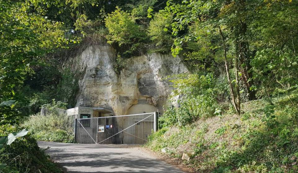 A 2,5 ore di macchina da Amsterdam, la zona marnosa di Maastricht nasconde un mondo segreto: una fortezza del XVIII secolo, il rifugio de *La Ronda di Notte* e un bunker della NATO ultra-segreto