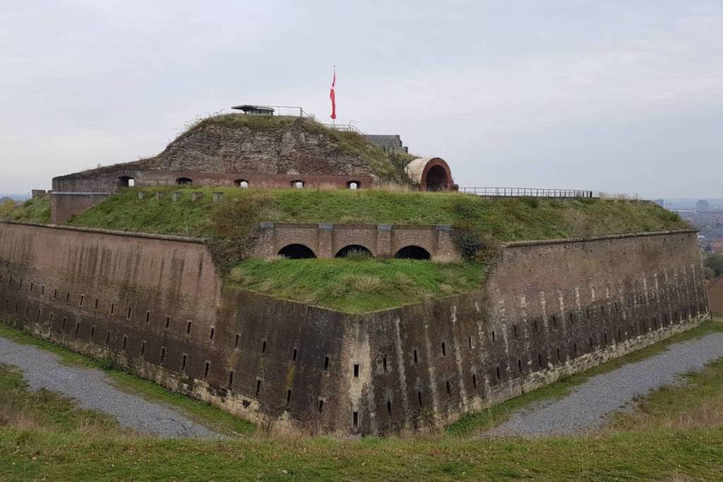 Le fort historique en briques de Saint-Pierre, avec son rempart recouvert de végétation, sur le Sint-Pietersberg près de Maastricht.
