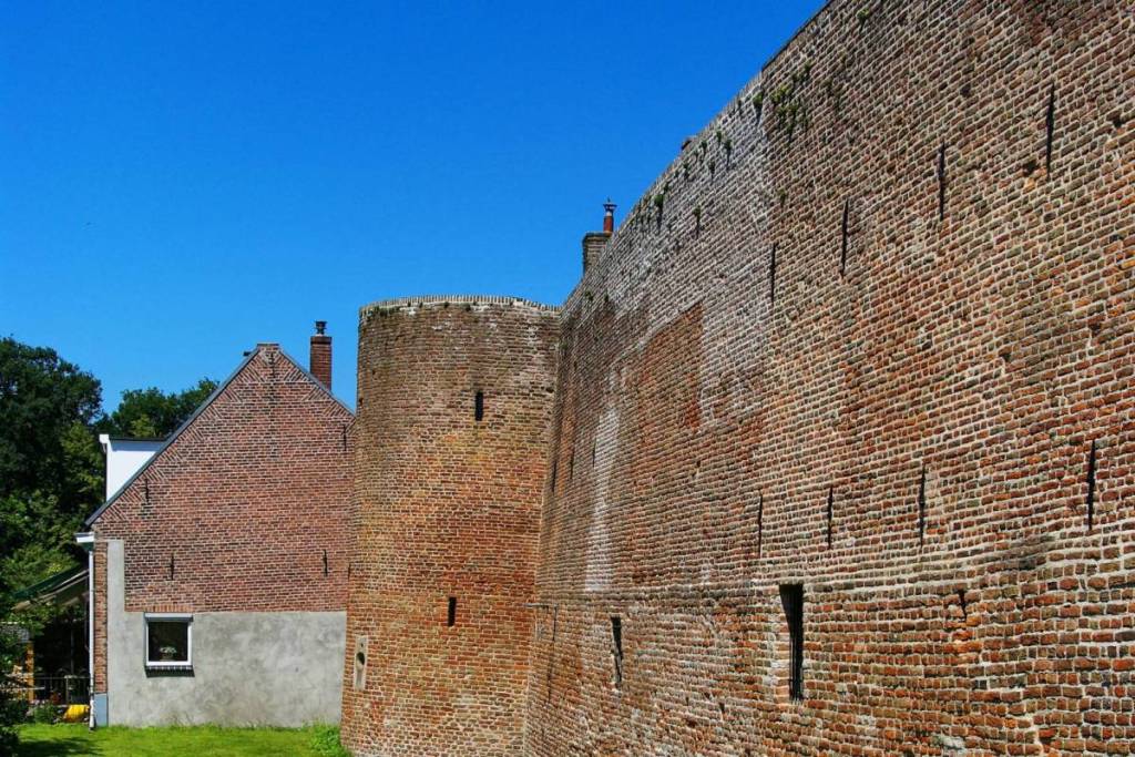 Les remparts en briques et une tour de défense ronde de la ville fortifiée d’Elburg.
