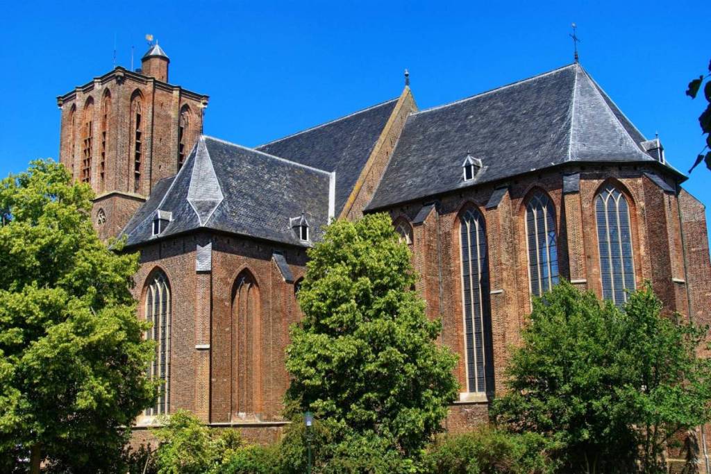 L'église Saint-Nicolas d'Elburg, avec son clocher au sommet tronqué qui ne passe pas inaperçu.