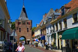 À une heure de route d’Amsterdam se cache la ville hanséatique la plus originale des Pays-Bas : une forteresse bizarre datant de 1392, avec un double fossé et une église qui semble un peu à côté de la plaque