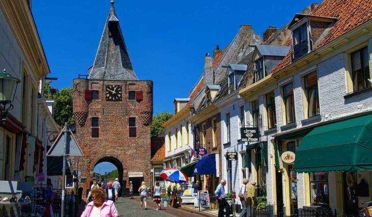 Op 1 uur rijden van Amsterdam schuilt de meest uniek ontworpen Hanzestad van Nederland: een bizarre vesting uit 1392 met dubbele stadsgracht en een misplaatste kerk