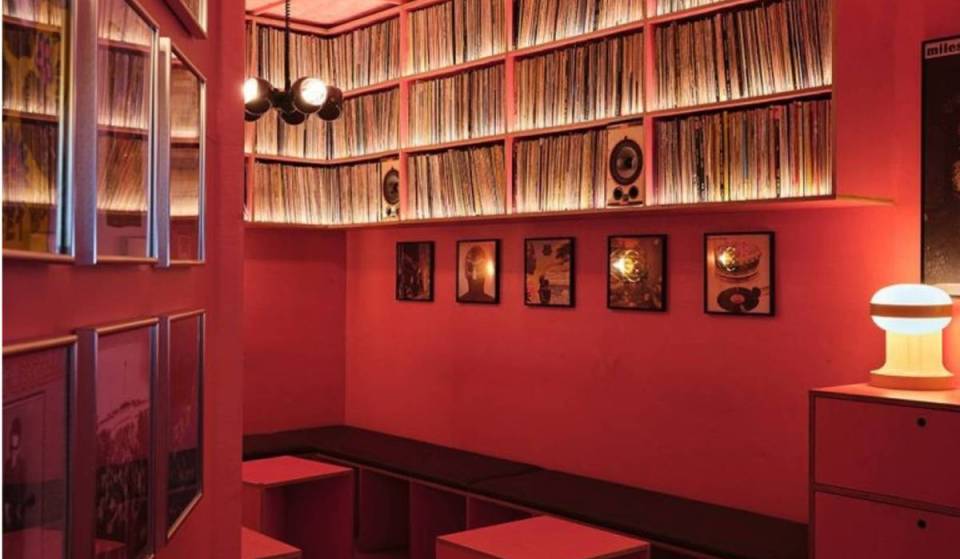 Los 7 mejores bares para escuchar música en Ámsterdam: desde vinilos de alta fidelidad y ritmos para audiófilos hasta vinos naturales y cenas