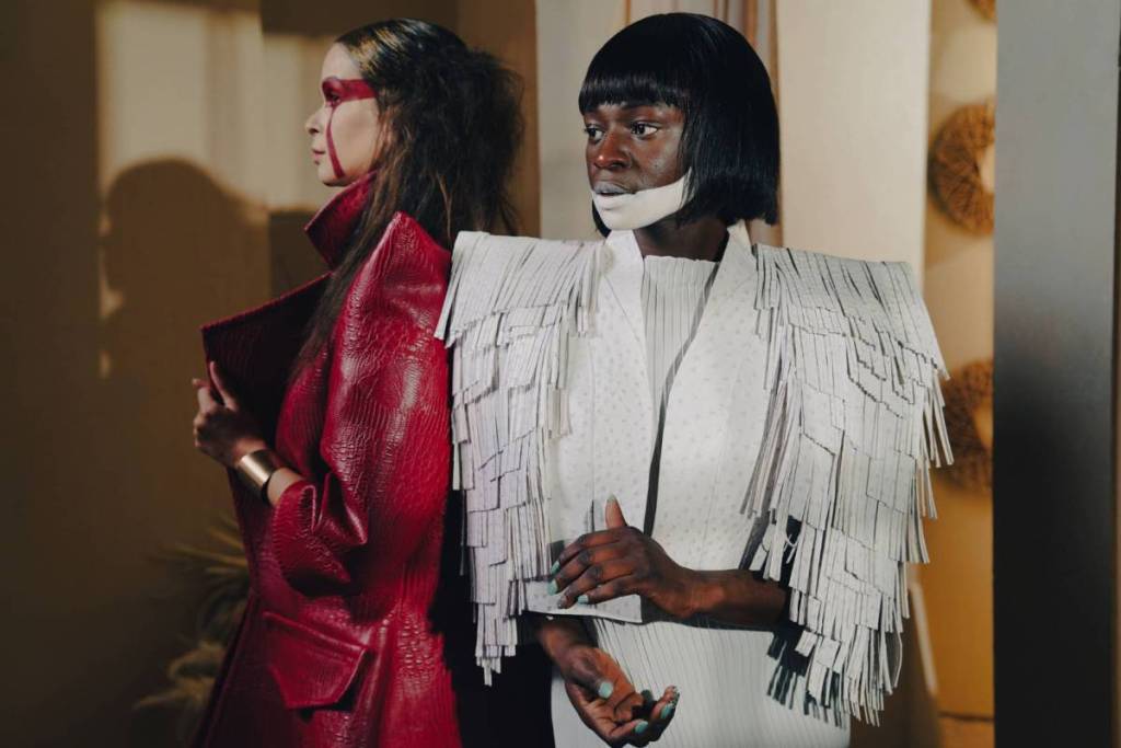 Avant-garde kledingontwerpen op een Amsterdamse mode-expositie.