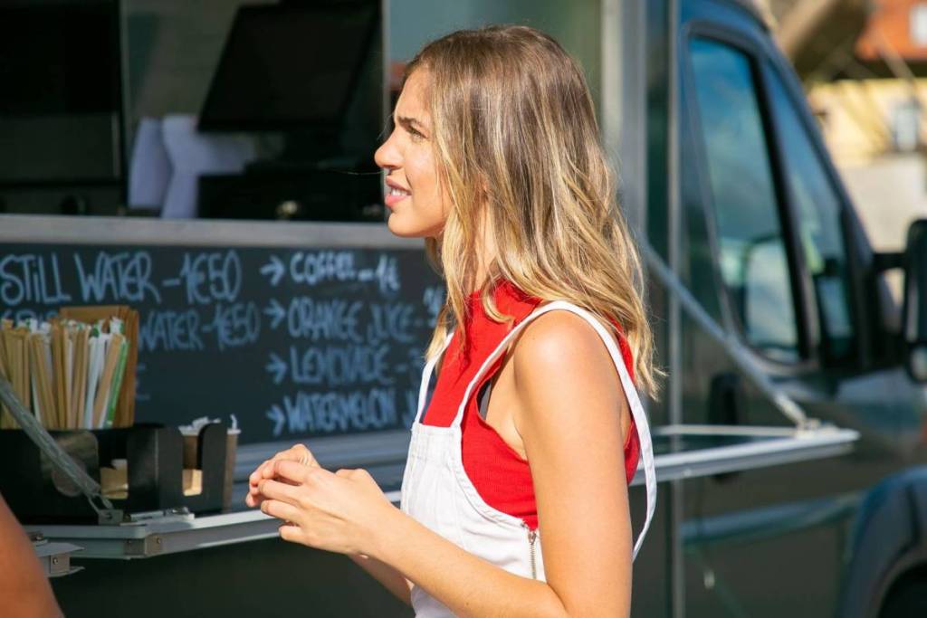 Bezoeker bestelt eten bij een foodtruck op een Amsterdams festival.