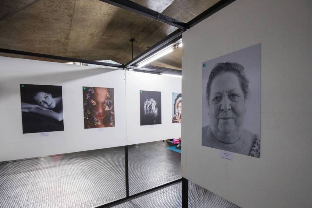Zwart-wit portretfoto's op een expositie in een Amsterdams museum.