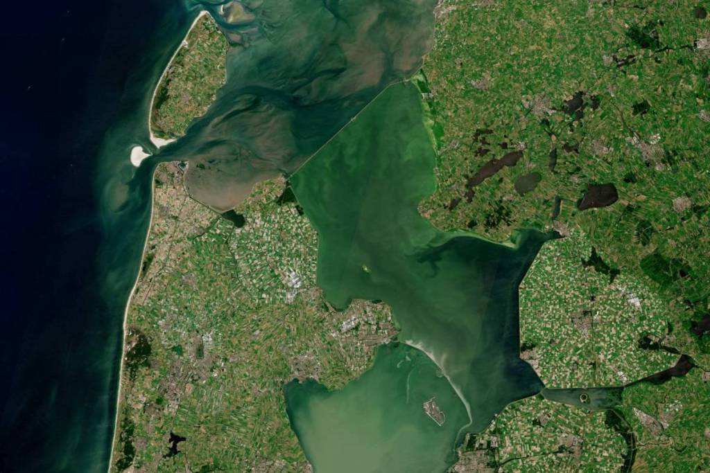 Photo satellite des Pays-Bas montrant l’IJsselmeer, le Markermeer, l’Afsluitdijk et les provinces environnantes.