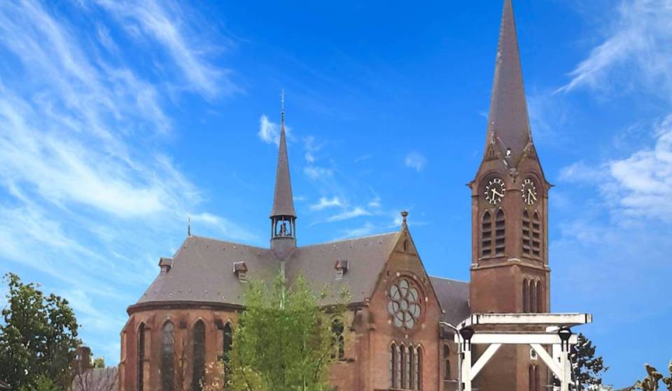 A 15 minutos de Ámsterdam hay un pueblo más antiguo que la propia capital: desde un pasado castillano oculto y un cementerio judío centenario hasta una iglesia del arquitecto Cuypers