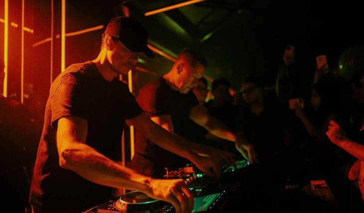 Het grootste elektronische muziekfestival én conferentie ter wereld vindt plaats in Amsterdam: een stadsbrede overname van 5 dagen die uitgroeide van 300 naar 600.000 bezoekers in 30 jaar